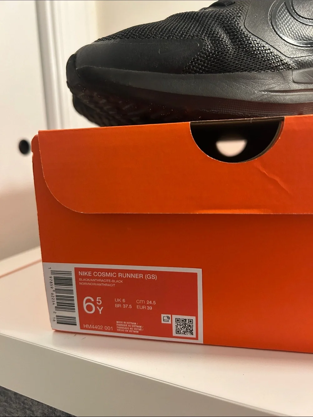 Nike Kids 6.5 Black Athletic Sneakers